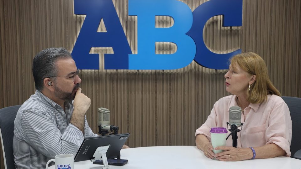 Tatiana Clouthier se pronuncia sobre el proceso de selección de Morena para la gubernatura de Nuevo León y su papel en estas elecciones.