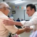 Miguel Ángel Flores, secretario de Gobierno en Nuevo León, destina su salario al asilo Monte Carmelo, apoyando a personas mayores.