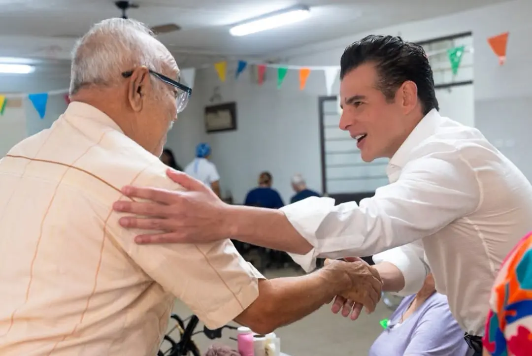 Miguel Ángel Flores, secretario de Gobierno en Nuevo León, destina su salario al asilo Monte Carmelo, apoyando a personas mayores.