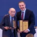 La ciudad de Monterrey reconoce la importante trayectoria y legado de Julio Cepeda con una medalla especial.