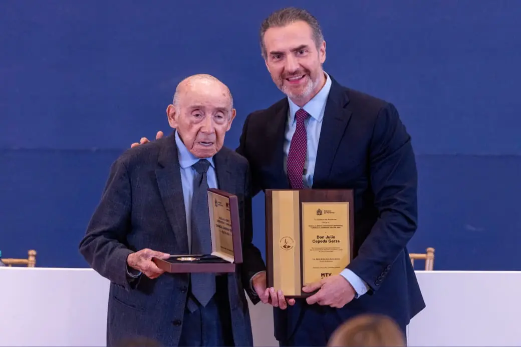 La ciudad de Monterrey reconoce la importante trayectoria y legado de Julio Cepeda con una medalla especial.