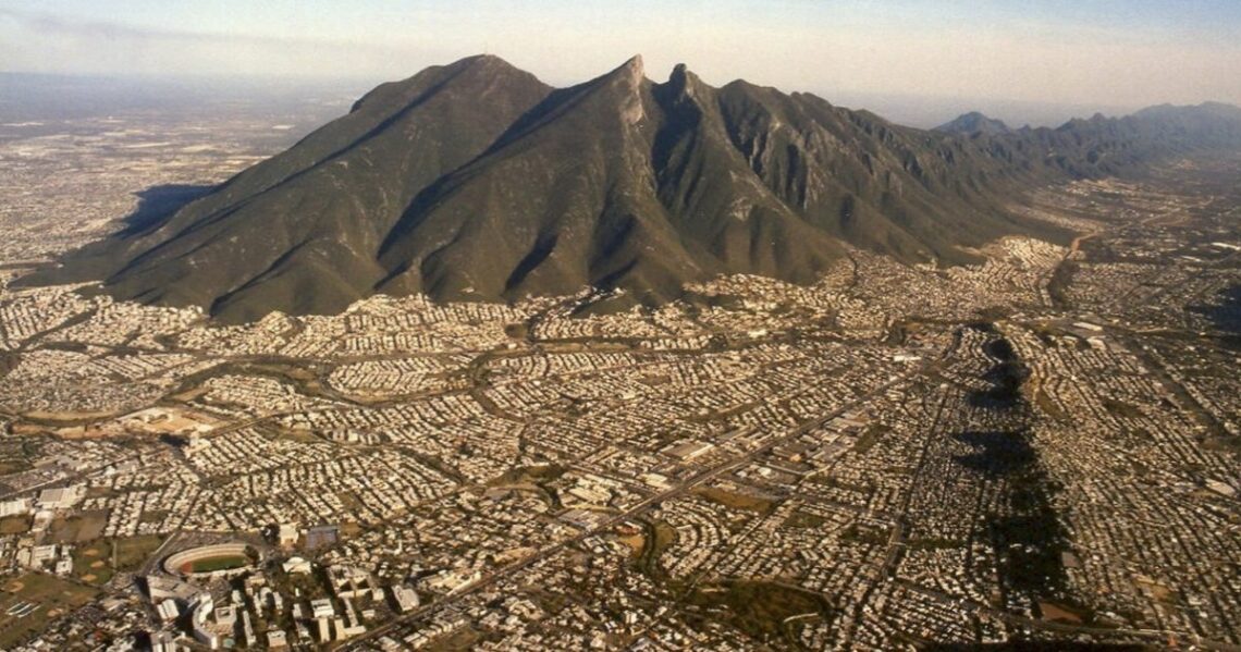 Nuevo León enfrenta retos de coordinación metropolitana por el aumento poblacional, abordando sectores clave como movilidad y seguridad.