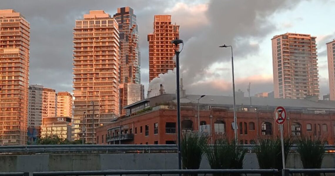 Un violento incendio generó caos en Puerto Madero, obligando a evacuar a decenas de comensales de un restaurante.