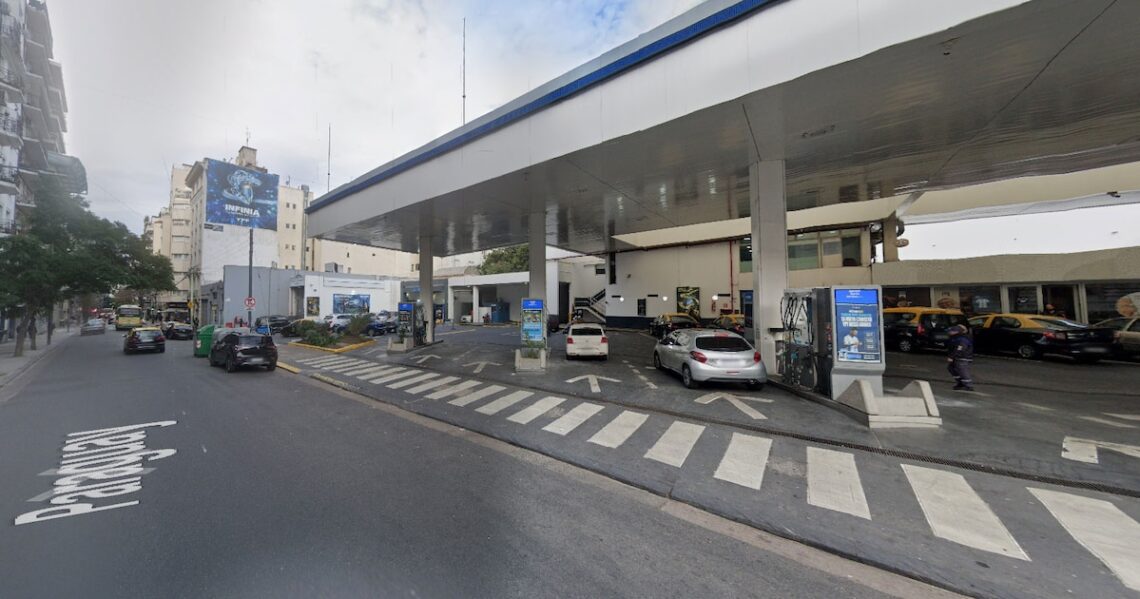Un violento incidente en Recoleta dejó a dos personas heridas tras un conflicto en una estación de servicio.