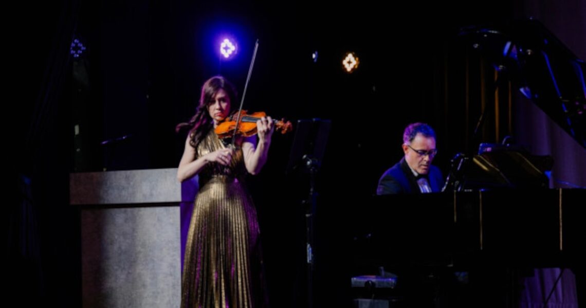 El dúo rumano Diana Jipa y Ștefan Doniga establece un récord mundial al llevar la música clásica a diversos continentes.