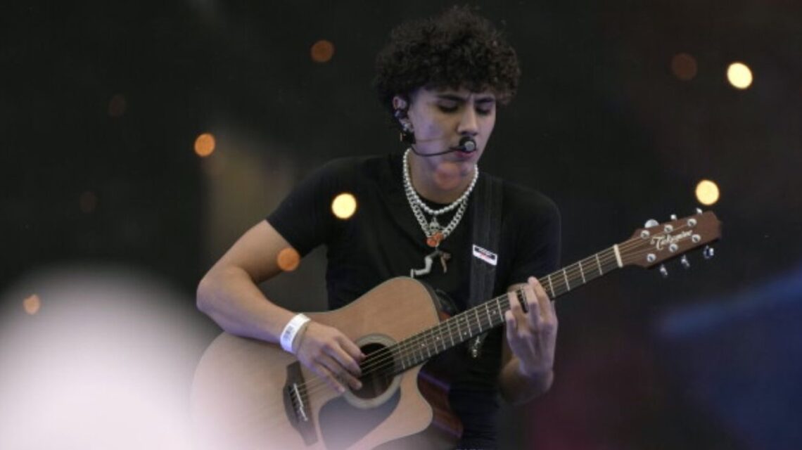 DannyLux se une a la Fundación Latin Grammy para llevar instrumentos musicales a estudiantes de la Escuela Secundaria Sussman.