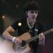 DannyLux se une a la Fundación Latin Grammy para llevar instrumentos musicales a estudiantes de la Escuela Secundaria Sussman.