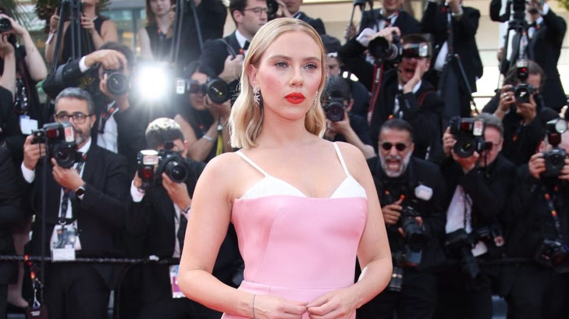 Scarlett Johansson y Brad Bird celebran en un evento especial a Michael Giacchino, el reconocido compositor de cine.